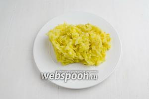 Картофель (500 г) отварить заранее в мундирах. Очистить от кожуры. Натереть крупно на тёрке.