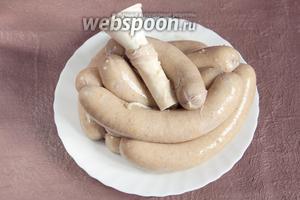 Кишки заполнять через специальную трубочку-насадку, которая, как правило, специально для изготовления колбас поставляется в комплекте мясорубок. Предварительно аккуратненько собрав кишку в руках по принципу колгот, вставить в «чулок» трубочку. Заполнить трубочку фаршем и завязать оставшийся конец кишки ниточкой, возле самой трубочки, чтобы избежать скопления воздуха в кишке. Заполнять кишку фаршем до необходимой плотности, постепенно спуская кишку с трубочки. По окончании закрепить аналогично второй конец. Обрезать оставшуюся кишку (если останется).