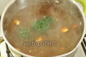 В готовый бульон закладываем обжаренное мясо, лапшу и перец сладкий 100 г и 100 г замороженного шпината. Добавляем соевый соус 100 мл, перец чёрный молотый 1 щепотку, соль 1 щепотку и варим до готовности 5-7 минут.