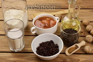 Для приготовления постной коврижки подготовим чёрный чай, растительное масло, сахар, абрикосовое варенье, муку пшеничную, специи, грецкие орехи и тёмный изюм без косточек.