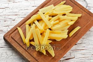 Картофель (3 штуки) очистить и нарезать брусочками. Очень важно, чтобы брусочки картофеля имели одинаковую толщину. Тогда такой картофель будет обжариваться одновременно и равномерно.