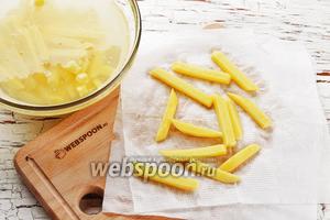 Опустить брусочки картофеля в холодную воду и хорошо промыть. Таким образом мы вымываем крахмал, и картофель, в результате, получится хрустящим, с золотистой корочкой, не превратится при обжаривании в бесформенную кашу. Вынуть картофель из воды и хорошо просушить (можно на бумажных полотенцах или салфетках). Этот этап тоже очень важен для того, чтобы картофель получился с красивой и равномерной золотистой корочкой.