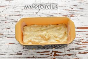 На дно небольшой формы для выпечки выложить пергаментную бумагу. На пергамент выложить творожную массу с хлопьями и разровнять.