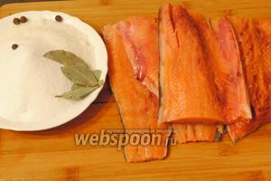 Подготовить продукты для приготовления малосольной рыбы: воду, соль, сахар, лавровый лист, душистый перец горошком и подготовленное филе горбуши.