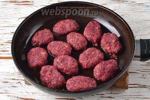 Разогреть сковороду с подсолнечным маслом (2 ст. л.). На горячую сковороду выложить котлеты и обжарить с одной стороны 3-4 минуты.