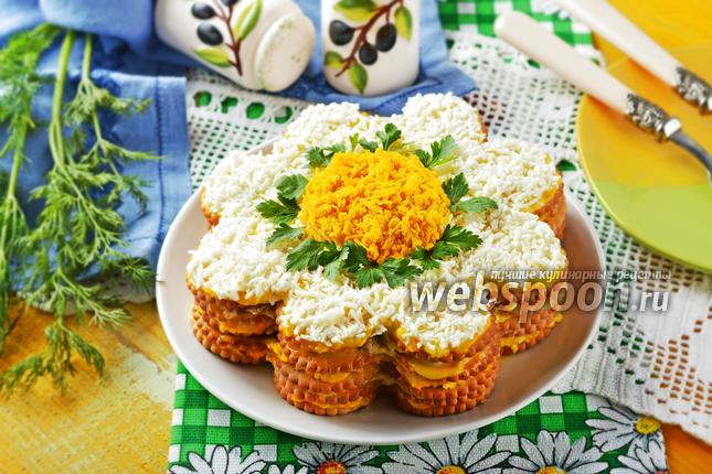Фото Салат-торт из крекеров с консервами закусочный
