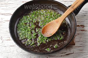 Зелёный лук (1 пучок) нарезать небольшими кусочками. На сковороде разогреть сливочное масло (2 ст. л.). Выложить лук в сковороду и прогреть его в масле, помешивая, 1-2 минуты.