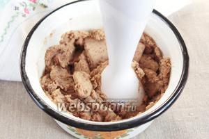 Ещё горячую фасоль пюрировать вместе с финиками блендером, в однородную массу, или пропустить через мясорубку.