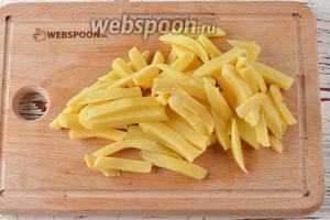 Картофель (5 штук) очистить и нарезать брусочками. Отправить картофель в кастрюлю с кипящей водой (2 литра) и варить до готовности картофеля.