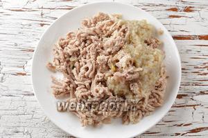 Куриный окорочок (400 г) отварить до готовности. Отделить мясо от костей. Пропустить через мясорубку куриное мясо вместе с подготовленным луком.