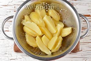 Картофель (300 г) очистить и отварить до готовности. Отвар слить, картофель полностью охладить.