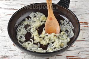 Лук (1,5 штуки) очистить и нарезать полукольцами. Обжарить на подсолнечном масле (3 ст. л.) до прозрачности.