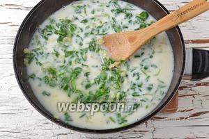 Влить в сковороду молоко (200 мл) и куриный бульон (250 мл). Накрыть крышкой, довести до кипения, убавить огонь до минимума и готовить 15 минут.