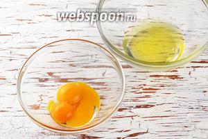 Для кокосовых коржей у 6 яиц отделить белки от желтков. Коржи выпекаем из белков, а желтки идут на приготовление крема. Лучше за один заход готовить и выпекать в духовке по 2 вафельных коржа, то есть из 3 белков готовим 2 коржа (и так делаем 2 раза).