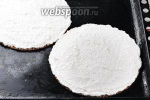 Распределить эту массу равномерно на 2 вафельных коржа. Выпекать в предварительно разогретой до 180°С духовке до слегка золотистого цвета (приблизительно 15 минут). Корж не должен сверху липнуть от прикосновения пальца.