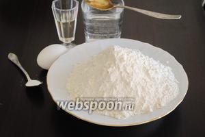 Для приготовления теста потребуется мука, вода, столовый уксус, соль, яйцо и подсолнечное масло.