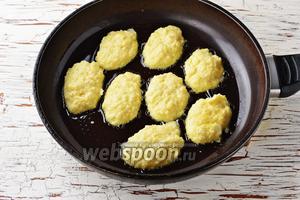 Разогреть сковороду с подсолнечным маслом (4 ст. л.). Столовой ложкой выложить на сковороду небольшие котлеты.