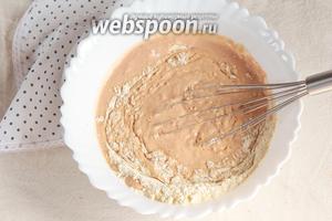 Муку гороховую (1 стакан), нутовую (1 стакан) и пшеничную (0,5 стакана) просеять, смешать. В мучную смесь добавить томатную массу. Тщательно размешать.