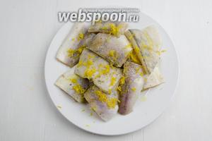 Нарезать филе рыбы (400 г) на порционные куски. Взбрызнуть их соком лимона (2 ст. л.), полить подсолнечным маслом (1 ст. л.), посолить (1 щепотка), смешать с натёртой цедрой лимона. Накрыть подготовленную рыбу пищевой плёнкой. Поставить тарелку с рыбой в холодильник.