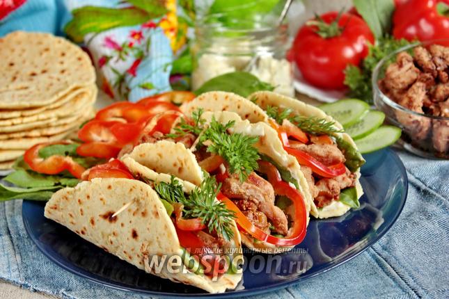 Фото Тортилья с курицей и сыром