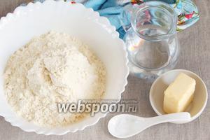 Основные ингредиенты, которые потребуются для приготовления тортильи: мука кукурузная, мука пшеничная, масло сливочное, соль и вода питьевая.