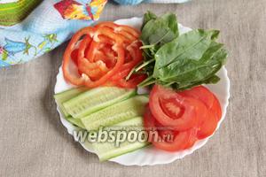 Для овощной начинки 1 помидор нарезать тонкими дольками, 1 огурец пластинками, 1 перец болгарский кольцами. Листья салата (1 пучок) можно заменить на щавель, добавляется приятная кислинка.