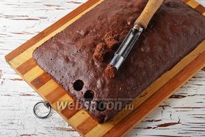 В остывшем корже сделать дырки, вынимая из коржа круглые кусочки мякоти. Очень удобно это делать ножом для удаления сердцевины у яблок.