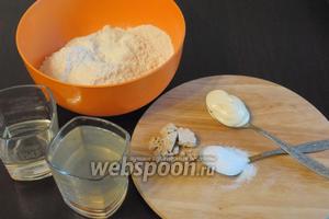 Подготовить продукты для приготовления теста: мука пшеничная высшего сорта, отвар картофельный, подсолнечное масло, сахар, соль, майонез, дрожжи.