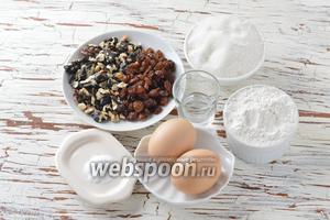 Для работы нам понадобится сахар, изюм, грецкие орехи, пшеничная мука, яйца, сода, столовый уксус.