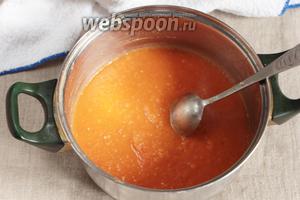 Убрать с плиты. Добавить 3 зубчика чеснока, соль и перец по вкусу. Пюрировать блендером до однородной консистенции. Если на ваш взгляд соус слишком густой, то разбавьте необходимым количеством питьевой воды. Вернуть кастрюлю с соусом на плиту, довести до кипения. Соус готов!