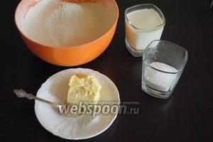 Подготовить продукты для приготовления дрожжевого теста: муку, масло сливочное комнатной температуры, дрожжи сухие, молоко тёплое, сахар, соль.