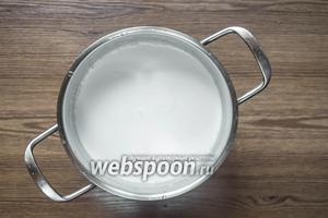 Смешать 800 грамм сметаны, 150 мл молока и лимонный сок 5 мл. Поставить на плиту, средний огонь и постоянно помешивать. После закипания варить 1-2 минуты и снять с огня. Оставить на 5-10 минут.