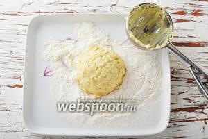 Порционно набирать творожную массу (очень удобно при этом пользоваться порционной ложкой для мороженого), выкладывать в посуду с мукой (2 ст. л.). Слегка обвалять сырники сверху в муке и стряхнуть лишнюю муку.