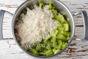 Ревень 950 грамм очистить и нарезать небольшими кусочками. Соединить ревень с сахаром (0,75 стакана) и поместить в толстостенную кастрюлю.