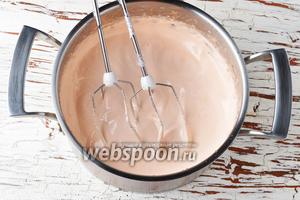 Приготовить белково-желейный крем. Этот крем мы будем готовить в 2 захода, то есть 2 раза. Первый раз приготовим порцию крема из 120 мл воды, 110 г сахара, 1 белка и клубничного желе.