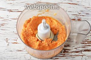 Измельчить до образования однородного состояния. Приправить по вкусу солью и чёрным молотым перцем.