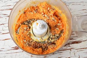 Приправить по вкусу солью, чёрным молотым перцем. Вмешать слегка обжаренные и мелко нарезанные грецкие орехи 4 ст. л..