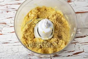 Измельчить до однородности. Приправить по вкусу солью и чёрным молотым перцем. Отложить 2 столовые ложки массы, а остальную разделить на 2 части.