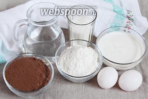Ингредиенты, которые потребуются для приготовления черёмухового пирога со сметаной: мука черёмуховая, вода питьевая, мука пшеничная, сахарный песок, яйца куриные, разрыхлитель и сметана.