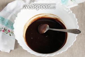 Залить кипящей водой (1 стакан) предварительно просеянную черёмуховую муку (1 стакан). Перемешать и оставить минут на 20 остывать. Масса должна быть тёплой, но не горячей.