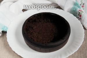 Готовый пирог остудить на решётке, аккуратно вынуть середину, не повредив «бортик» и «дно». В моей семье не любят, когда бока тортов и пирогов покрывают «жидкими, пачкающими» кремами. Потому вспомнилась такая идея.
