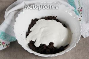 Поломать вынутую часть пирога на небольшие кусочки. Охлаждённый сметанный крем перемешать ещё раз. Добавить крем к кусочкам, всё перемешать, оставить на 10 минут.