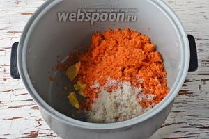Поместить в чашу мультиварки (у меня мультиварка Polaris) морковь, 2 столовых ложки сливочного масла, 20 г сахара, промытый изюм (30 г).