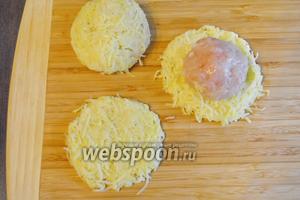 Сформировать из картофельной массы лепёшку. На лепёшку сверху выложить фарш. Сверху фарш накрыть второй картофельной лепёшкой. Сформировать котлету.