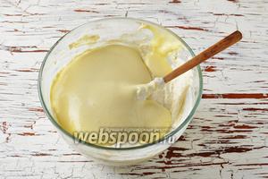 Вмешать в творожную массу набухшую манную крупу с молоком, а затем аккуратно, частями, — взбитые с сахаром яйца.