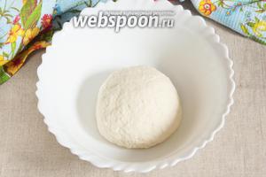 Тесто получается эластичное, не тугое и не липнущее к рукам. При необходимости добавить муки или воды, так как одно и то же количество муки может сильно отличаться по свойствам. Накрыть полотенцем и оставить тесто «отдохнуть», пока готовится начинка.