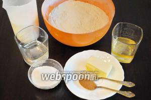Для приготовления теста подготовить продукты: муку пшеничную, молоко, дрожжи, масло сливочное и сахар.