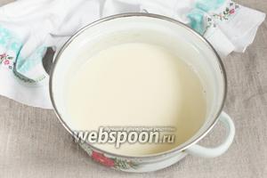 Примерно через 1 час выпарилось 50% объёма. Периодически необходимо проводить деревянной лопаткой по стенкам и дну кастрюли. Если очень сильно кипит, то убавить огонь, а масса хоть слегка, но должна побулькивать. Приближается этап интенсивного помешивания.