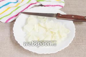 Лук репчатый (60 г) порезать тонкими четвертинками и обжарить в сковороде, в которой жарился сыр, до золотистого цвета. Если остатков масла не достаточно, то добавить необходимое количество.