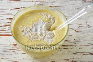 160 грамм муки просеять и соединить с 0,5 ч. л. разрыхлителя. Перемешать. Частями ввести мучную смесь в яичную, тщательно, но аккуратно размешивая всё круговыми движениями вручную, с помощью кулинарной лопатки.